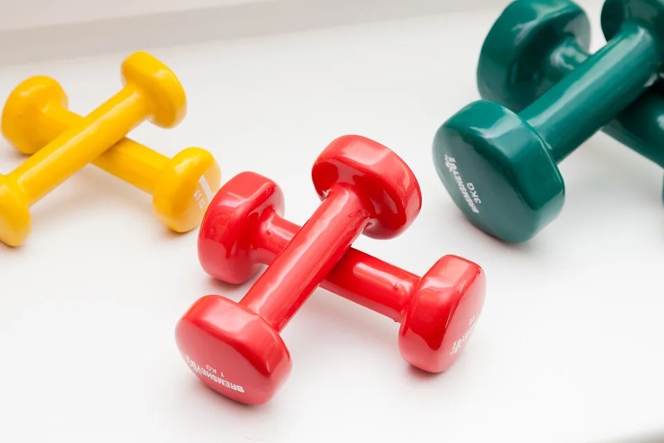 https://cdn.pixabay.com/photo/2017/07/24/23/00/dumbbells-2536372_960_720.jpg